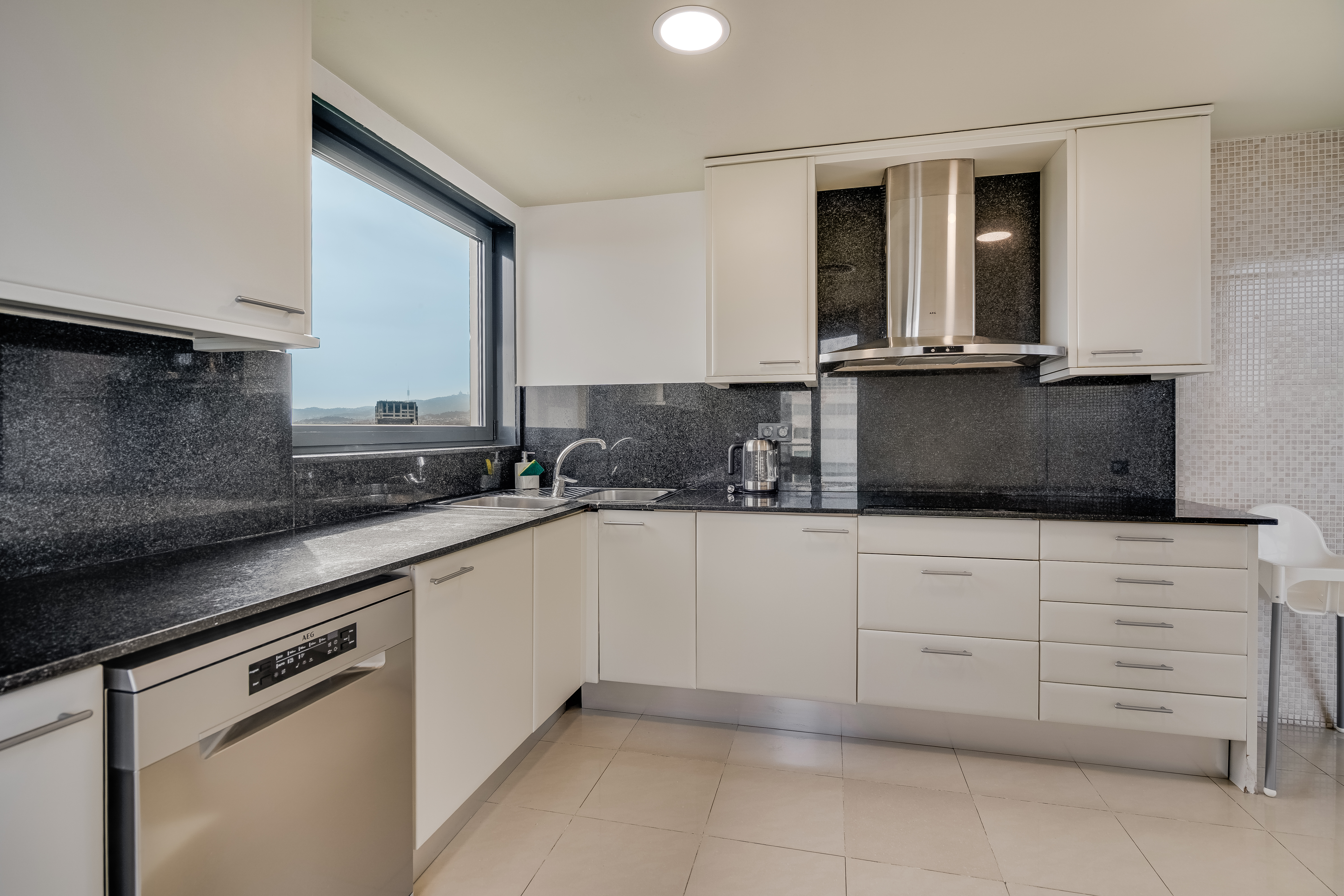 Kitchen & Dining