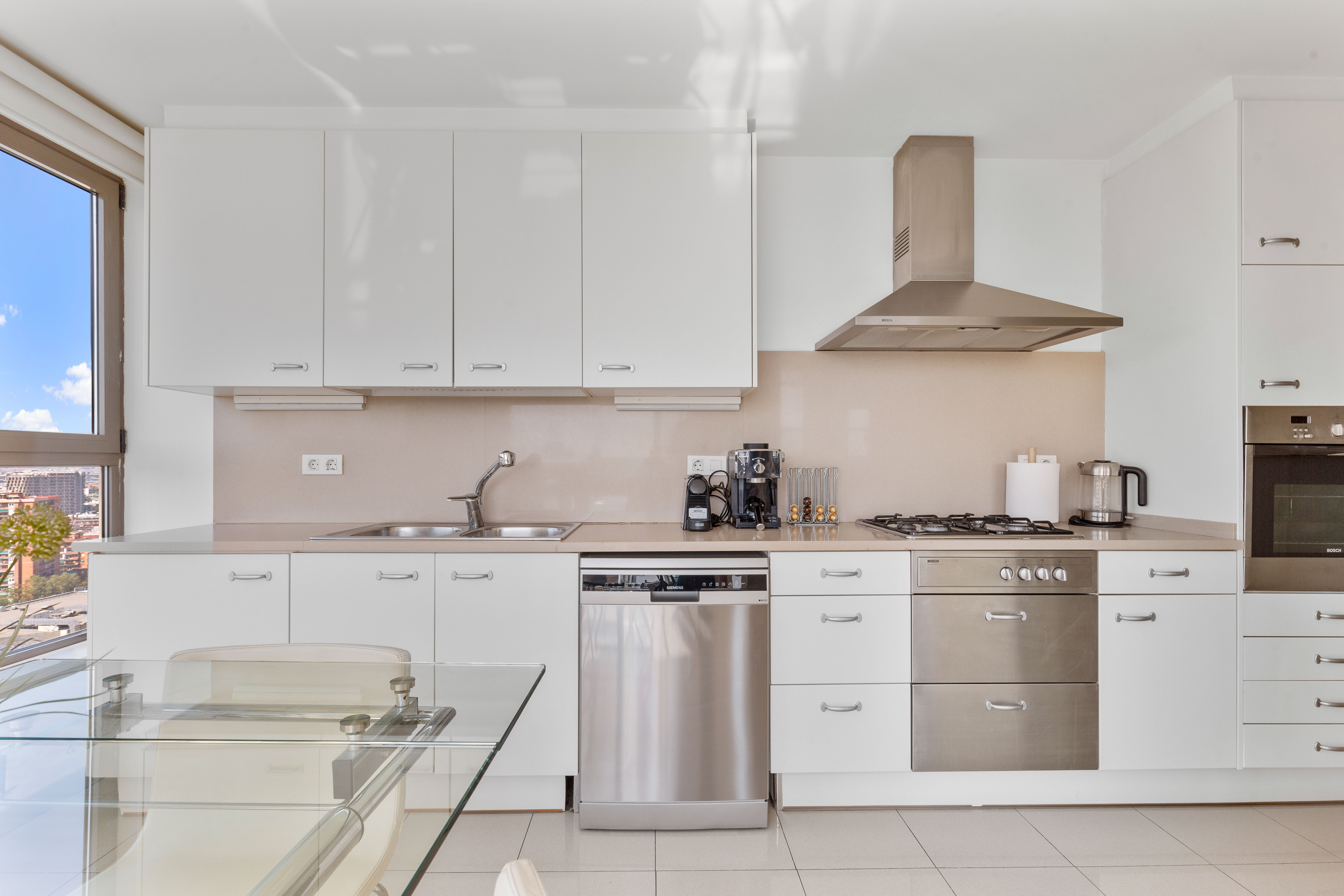 Kitchen & Dining